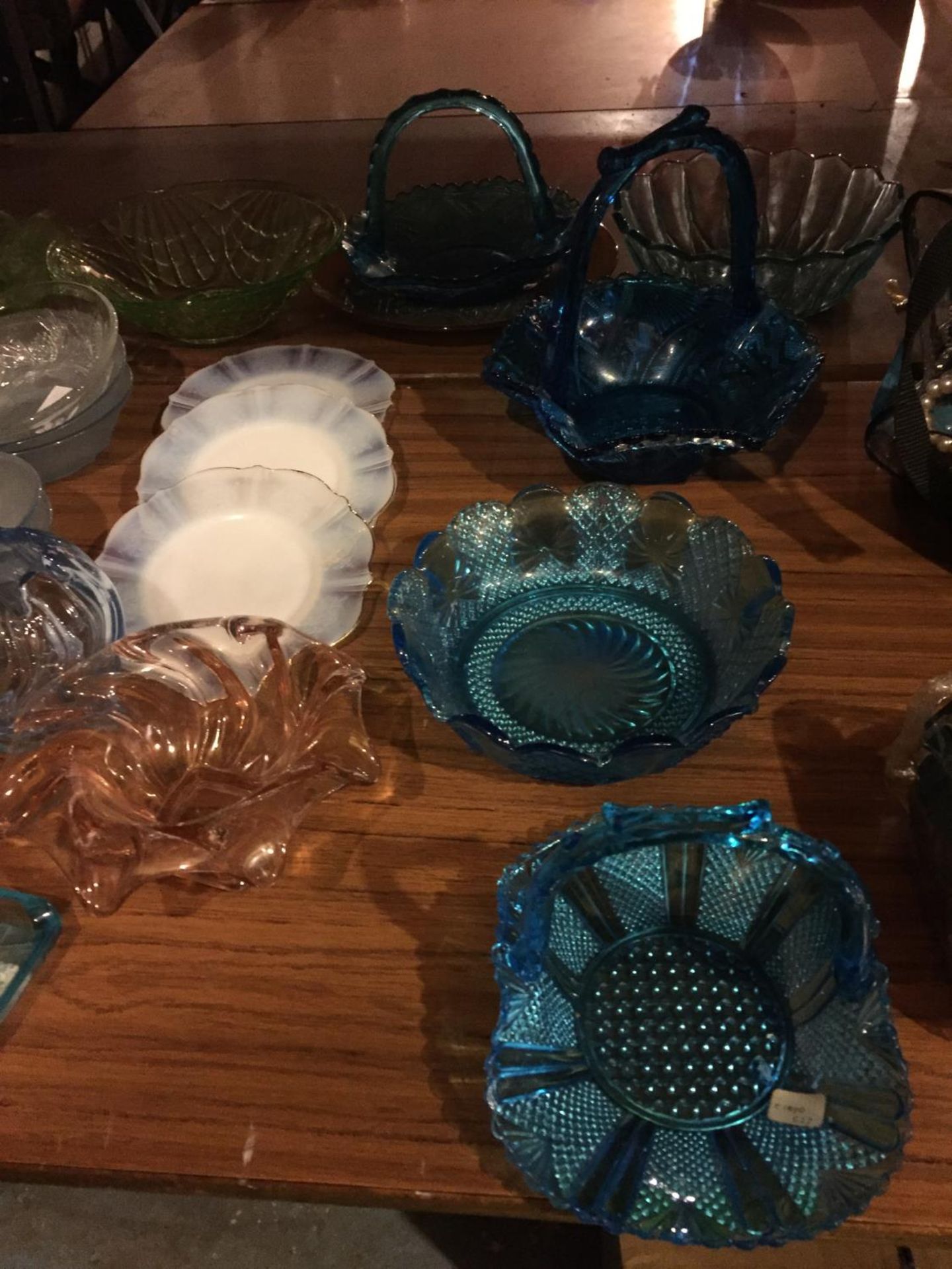 A LARGE AMOUNT OF GLASSWARE TO INCLUDE LEAF SHAPED GREEN BOWLS, BLUE BASKETS, PLATES, ETC - Image 4 of 4