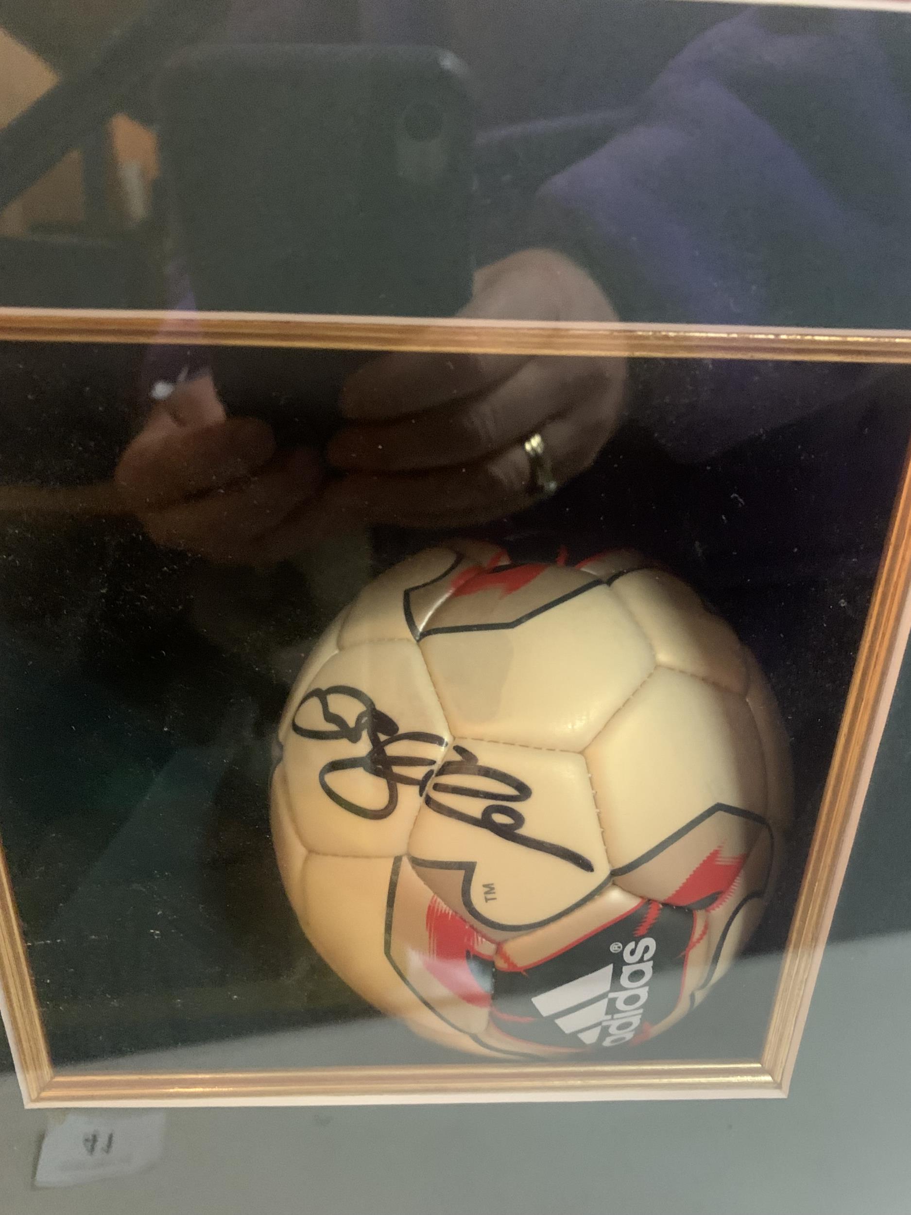 A FRAMED DAVID BECKHAM SIGNED FOOTBALL WITH CERTIFICATE OF AUTHENTICITY - Bild 3 aus 3