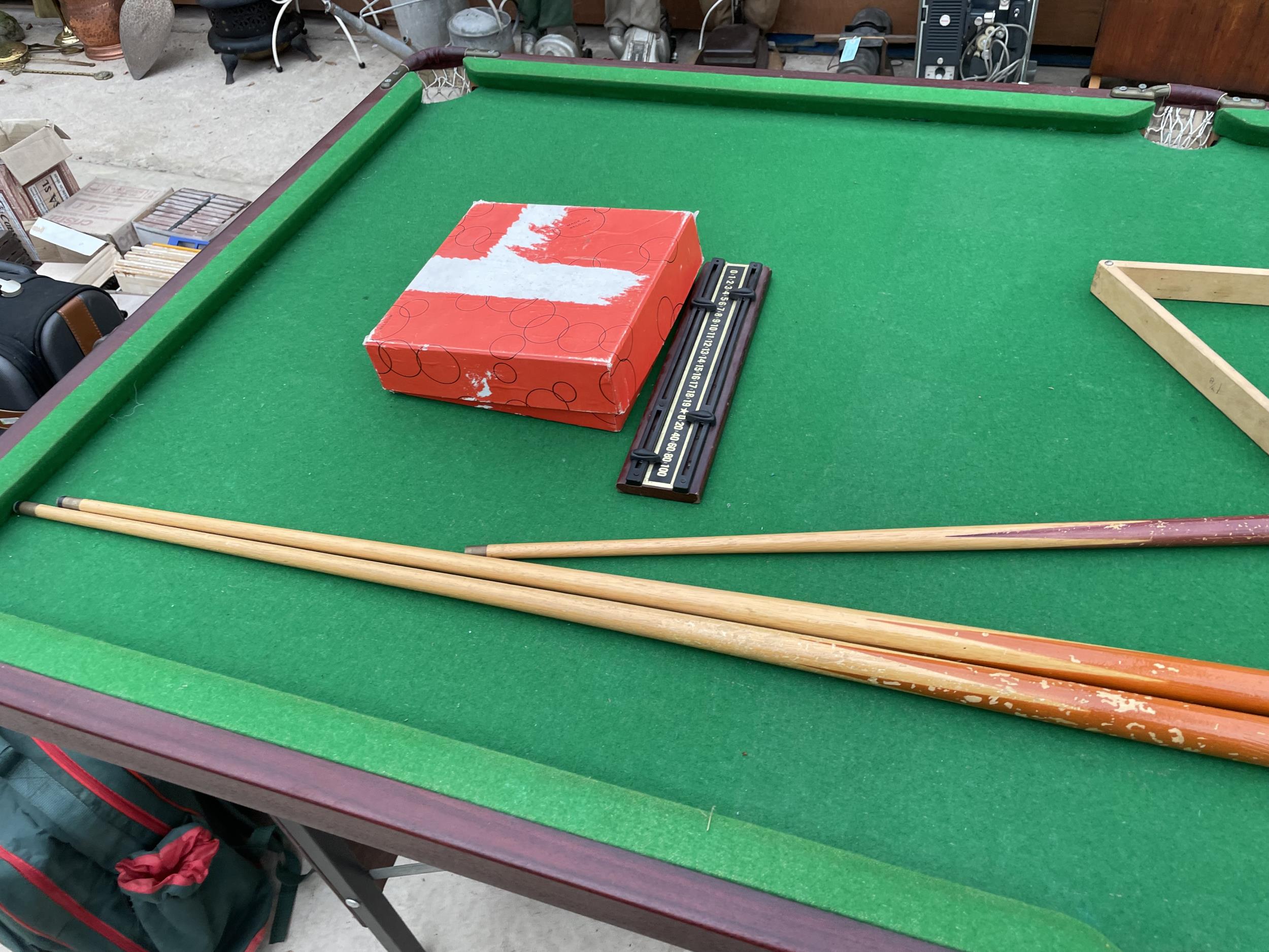 A FOLDING SNOOKER TABLE WITH THREE CUES, A TRINAGLE, SCORE BOARD AND A SET OF BALLS - Bild 3 aus 4