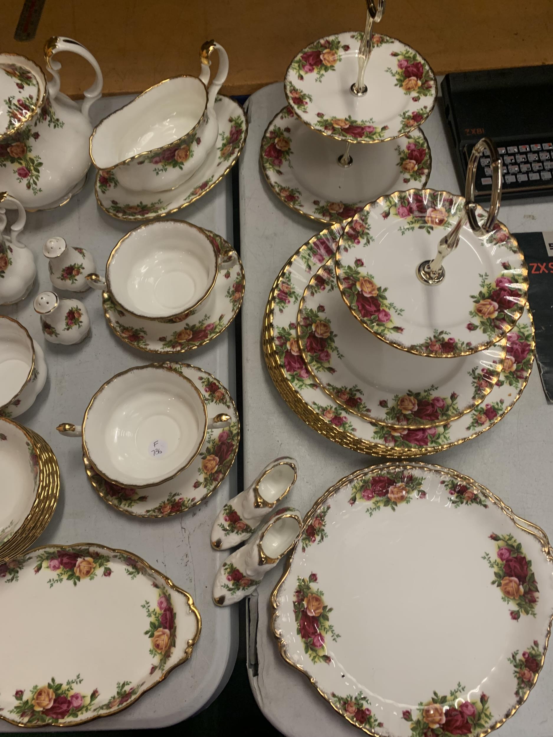 FORTY SEVEN PIECES OF ROYAL ALBERT OLD COUNTRY ROSES TO INCLUDE A TEA SET, DINNER PLATES, CAKE TRAYS - Image 2 of 4