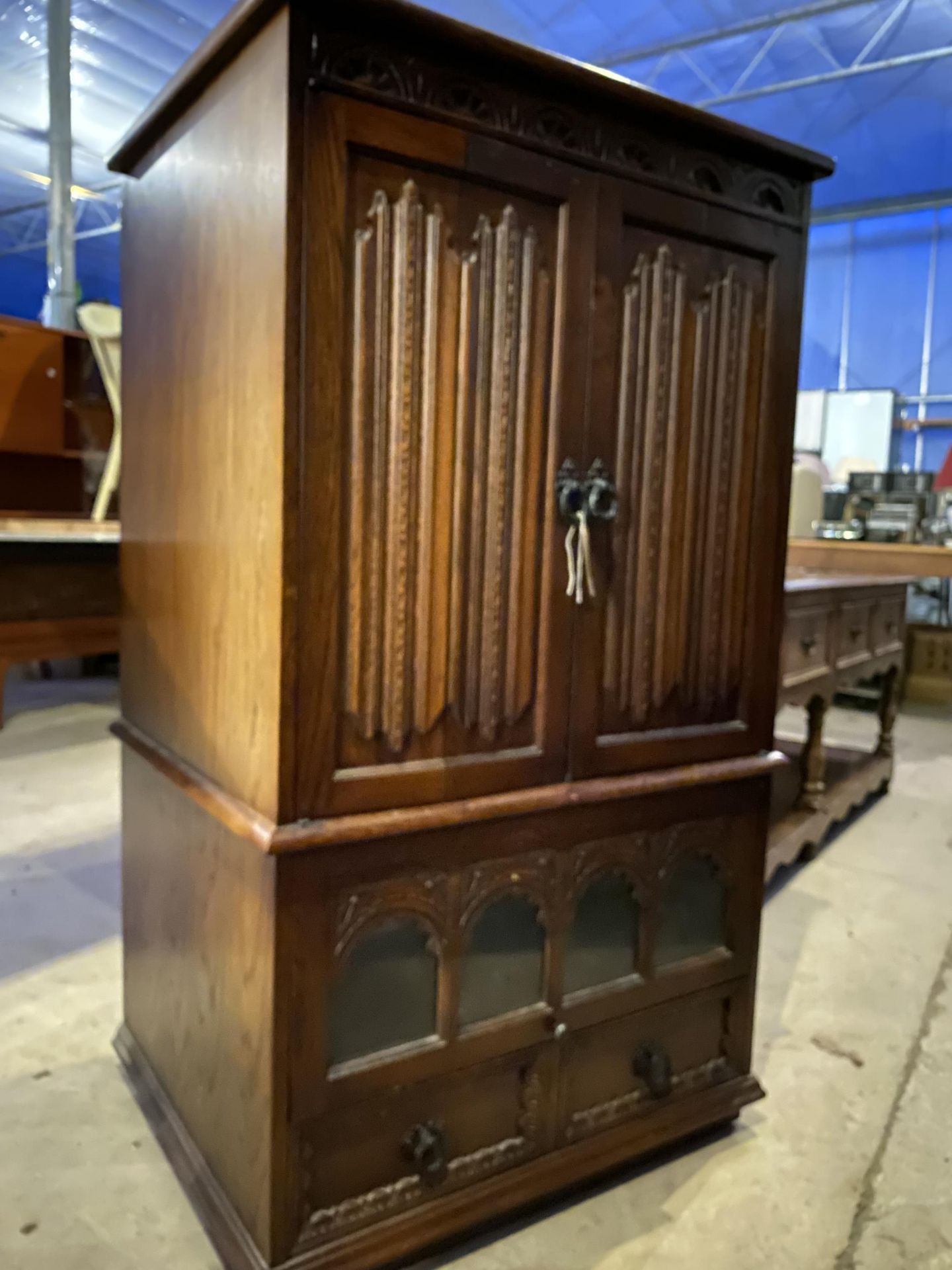 AN ANTIQUE OAK STYLE TV CABINET, 26.5" WIDE - Image 5 of 6