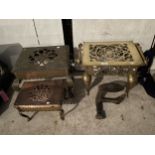 AN ASSORTMENT OF ITEMS TO INCLUDE TWO BRASS FOOTMEN STANDS AND A SMALL COPPER STAND TO ALSO