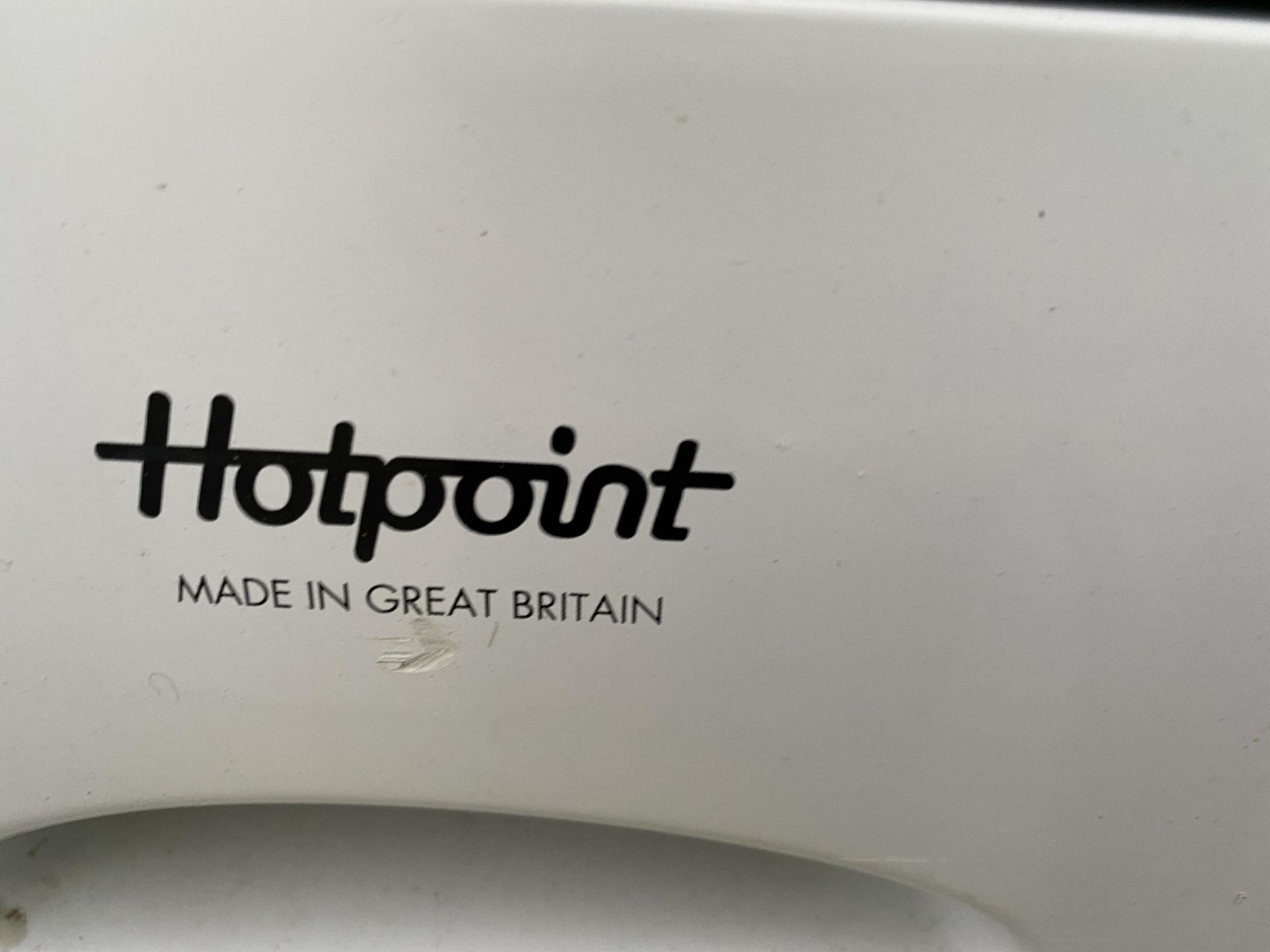 A WHITE HOTPOINT WASHING MACHINE (BELIEVED TO BE IN WORKING ORDER BUT NO GUARENTEE) - Image 2 of 3