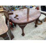 AN EDWARDIAN OVAL MAHOGANY WIND-OUT DINING TABLE WITH ROPE EDGE, ON CABRIOLE LEGS WITH BALL AND CLAW