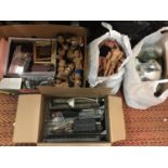 A QUANTITY OF MILITARY MODEL FIGURE ACCESSORIES - GUNS , CLOTHING, PART FIGURES, FURNITURE ETC