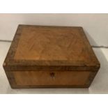A VINTAGE WALNET VEENERED CROSS BANDED STORAGE BOX WITH SATIN WOOD PANELS INNER TRAY AND KEY 30CM