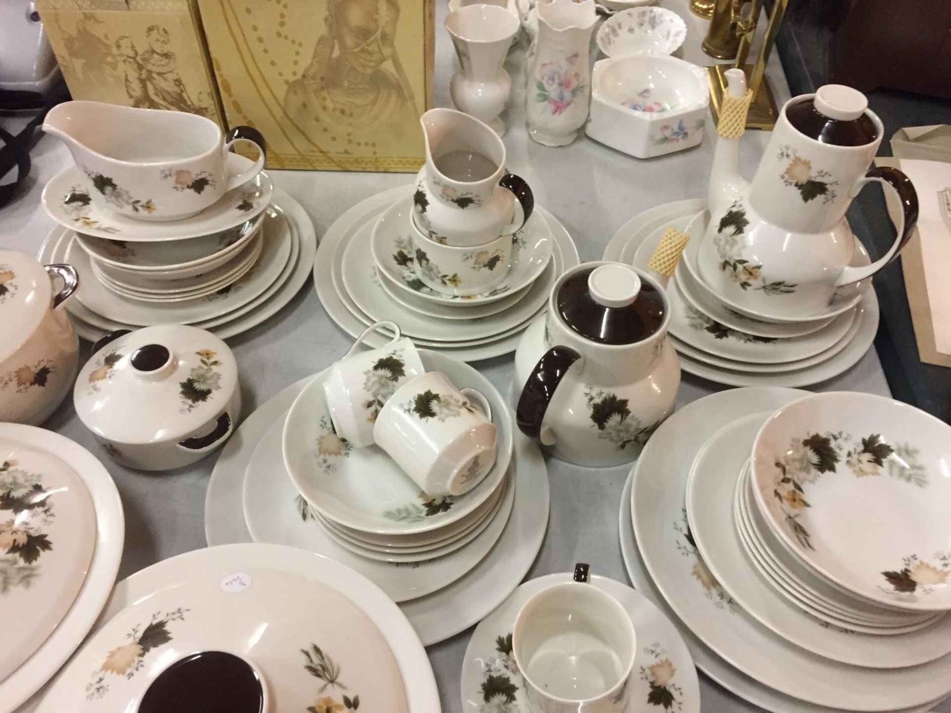 A LARGE QUANTITY OF ROYAL DOULTON 'WESTWOOD' DINNER WARE TO INCLUDE, TUREENS, TEA AND COFFEE POT, - Image 4 of 5