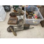 AN ASSORTMENT OF VINTAGE BRASS ITEMS TO INCLUDE A SMALL PAN, A HORN AND DOOR FURNITURE ETC