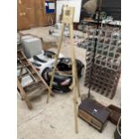 AN ASSORTMENT OF ITEMS TO INCLUDE A NOBO METAL ARTISTS EASEL, A VINTAGE FIVE RUNG WOODEN STEP LADDER
