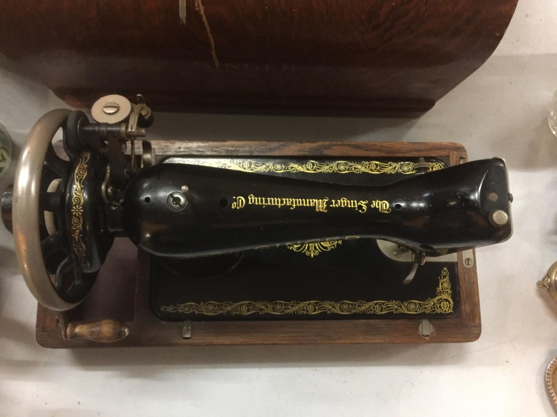 A VINTAGE CASED SINGER SEWING MACHINFE WITH THE KEY, REGISTRATION NUMBER Y7445733 - Image 4 of 6