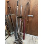 AN ASSORTMENT OF VINTAGE GARDEN TOOLS TO INCLUDE TREE LOPPERS, BRUSHES FORKS AND A BRACE DRILL ETC