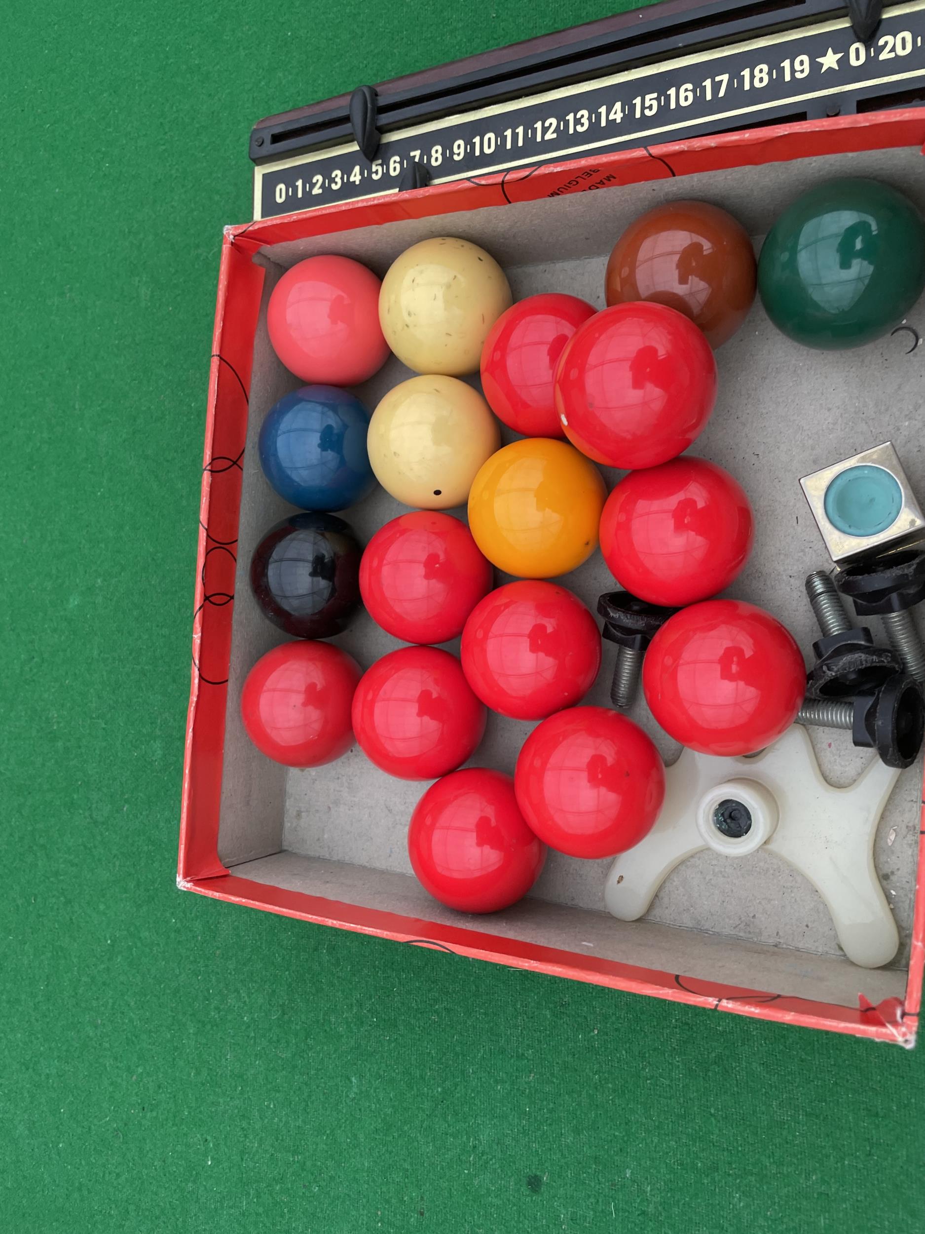 A FOLDING SNOOKER TABLE WITH THREE CUES, A TRINAGLE, SCORE BOARD AND A SET OF BALLS - Bild 4 aus 4