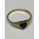 A 9 CARAT GOLD RING WITH A BLACK HEART SHAPED STONE SIZE L/M IN A PRESENTATION BOX