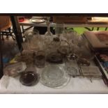 A QUANTITY OF GLASSWARE TO INCLUDE JUGS, DECANTER, DISHES, GLASSES, PLATES, ETC