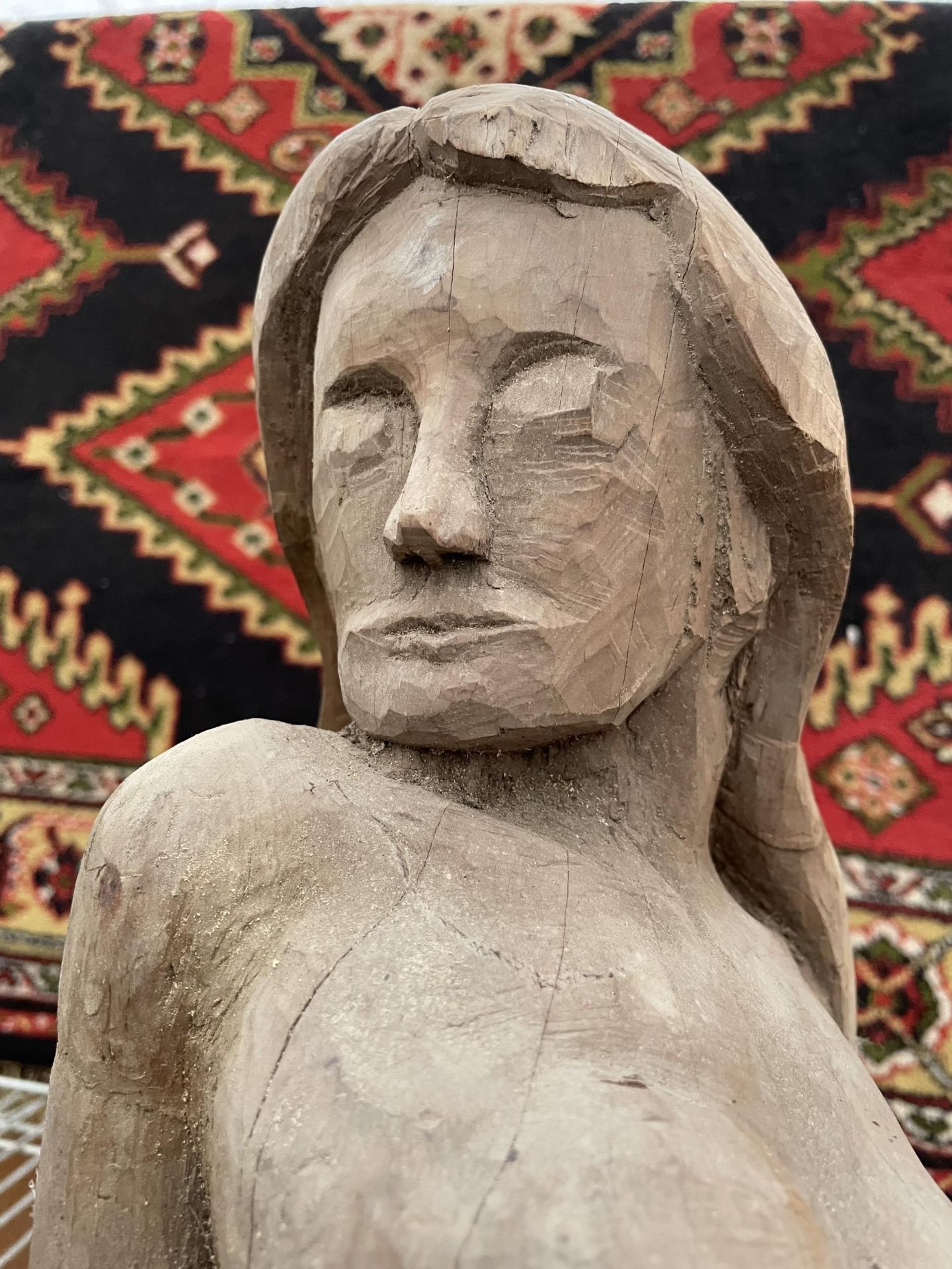 A WOODEN CARVED BUST OF A FEMALE FIGURE - Image 2 of 2