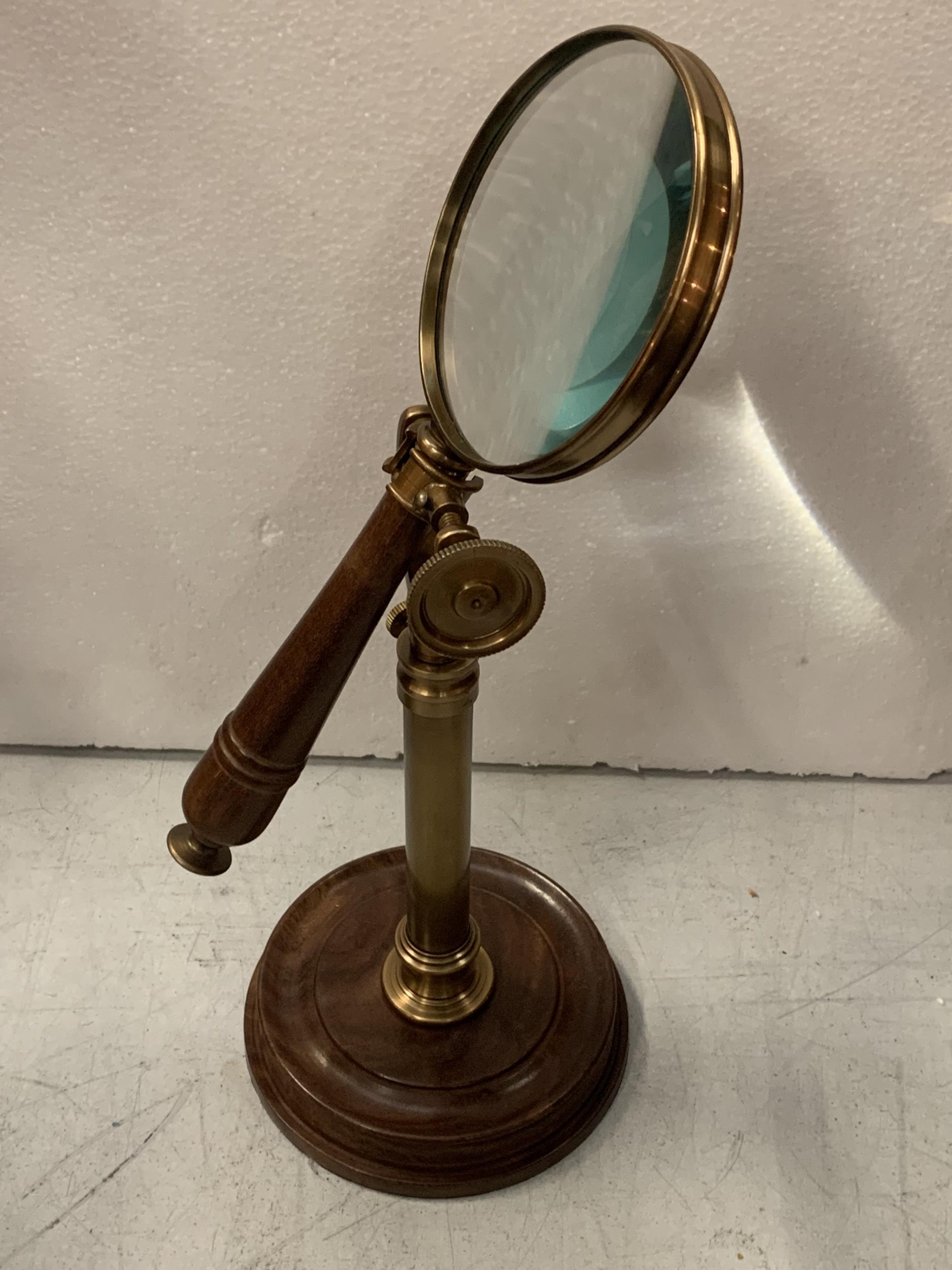 A BRASS AND WOODEN MAGNIFYING GLASS ON A STAND - Image 2 of 4