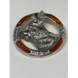 A MARKED SILVER AND AGATE BROOCH WITH A HARE DESIGN
