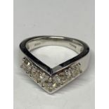 AN 18 CARAT WHITE GOLD RING IN A WISHBONE DESIGN WITH FIVE IN LINE DIAMONDS SIZE M/N