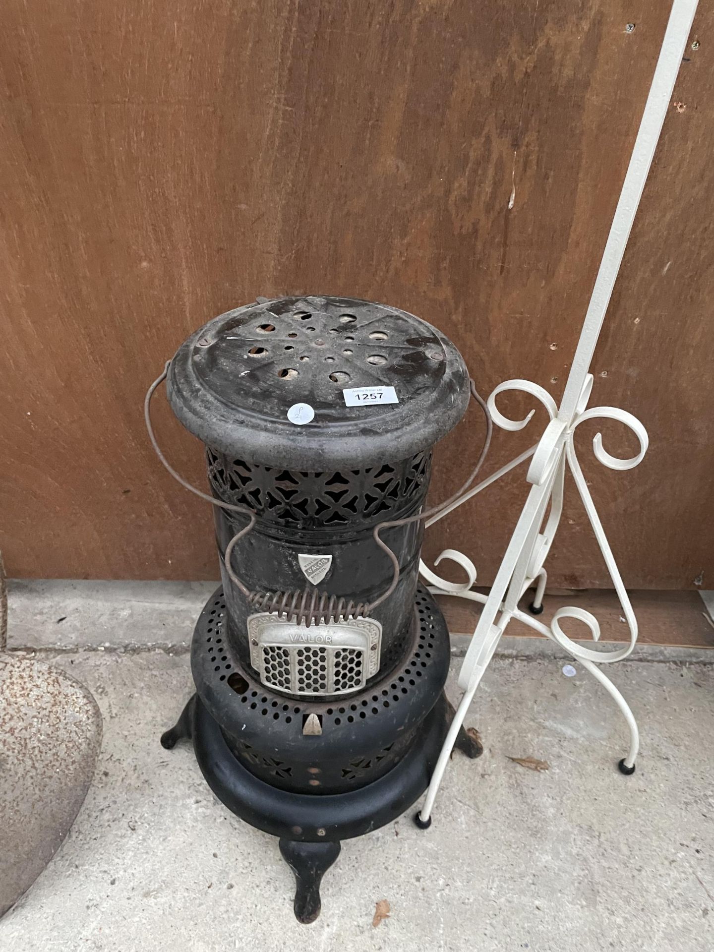 A WHITE PAINTED METAL PLANT STAND AND A VINTAGE VALOR HEATER - Image 2 of 4