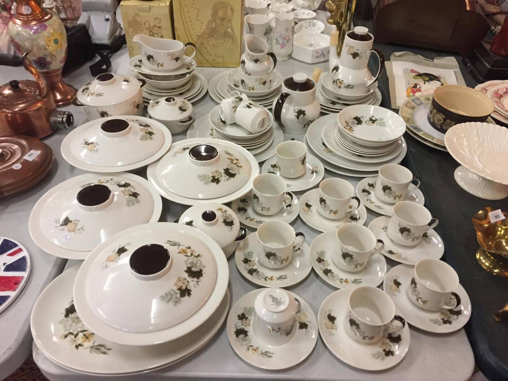 A LARGE QUANTITY OF ROYAL DOULTON 'WESTWOOD' DINNER WARE TO INCLUDE, TUREENS, TEA AND COFFEE POT,