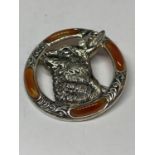A MARKED SILVER AND AGATE BROOCH WITH A HARE DESIGN