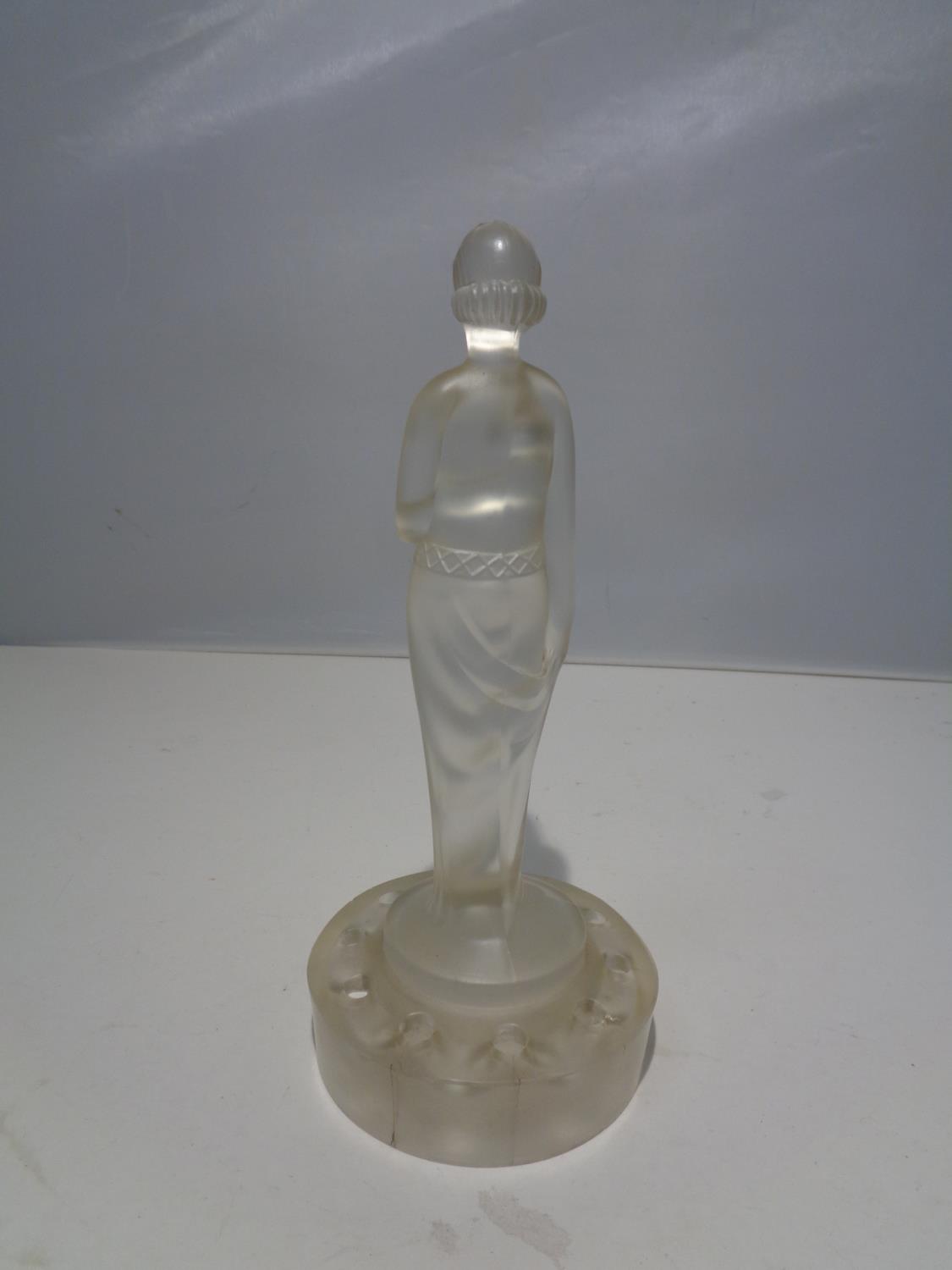 A FROSTED GLASS FIGURE OF A LADY - Bild 3 aus 4