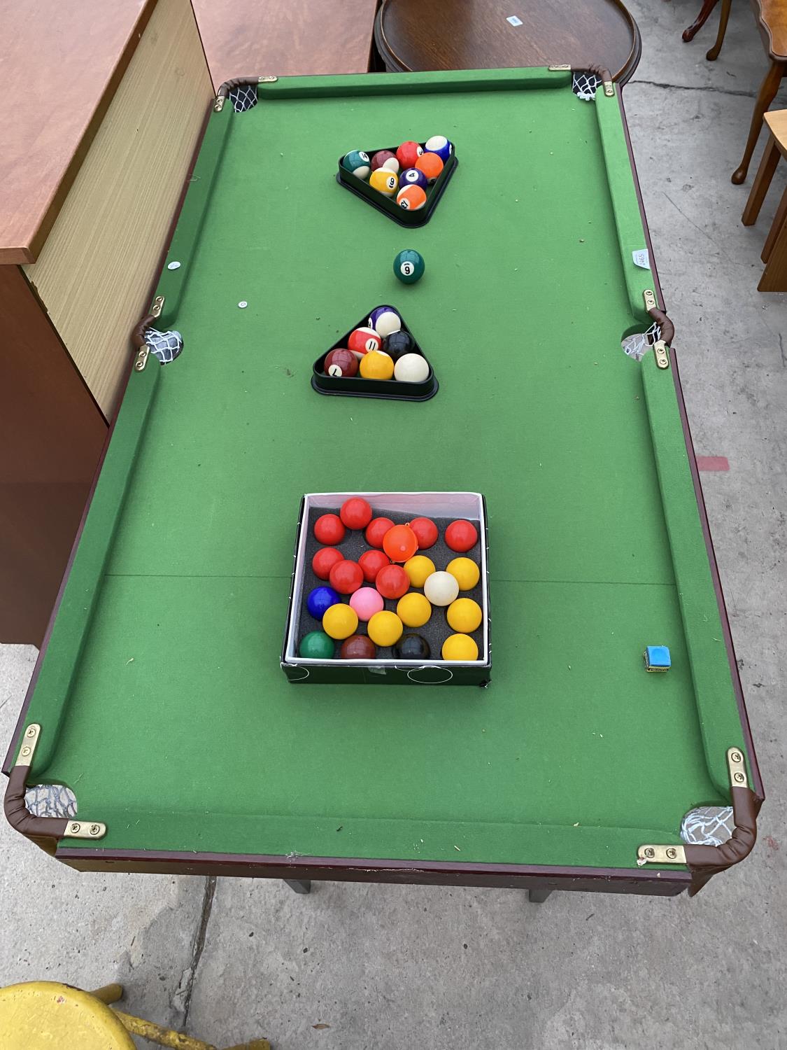 AN OMEGA POOL/SNOOKER TABLE, 55 X 29" AND A QUANTITY OF BALLS - Bild 2 aus 3