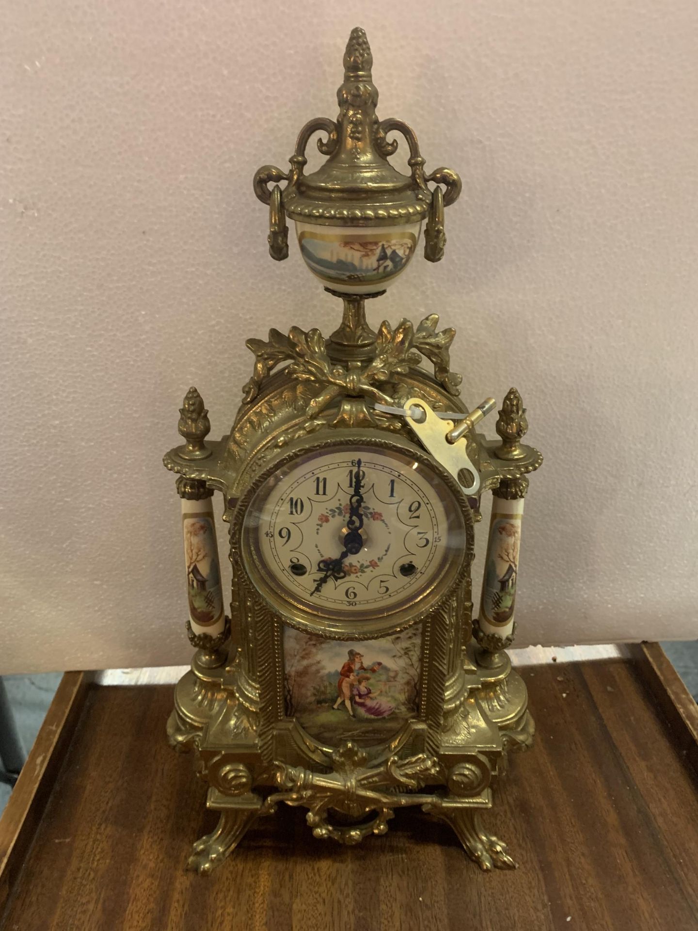 A DECORATIVE MANTLE CLOCK WITH A COURTING COUPLE DESIGN, GARNITURES AND KEY - Image 2 of 5