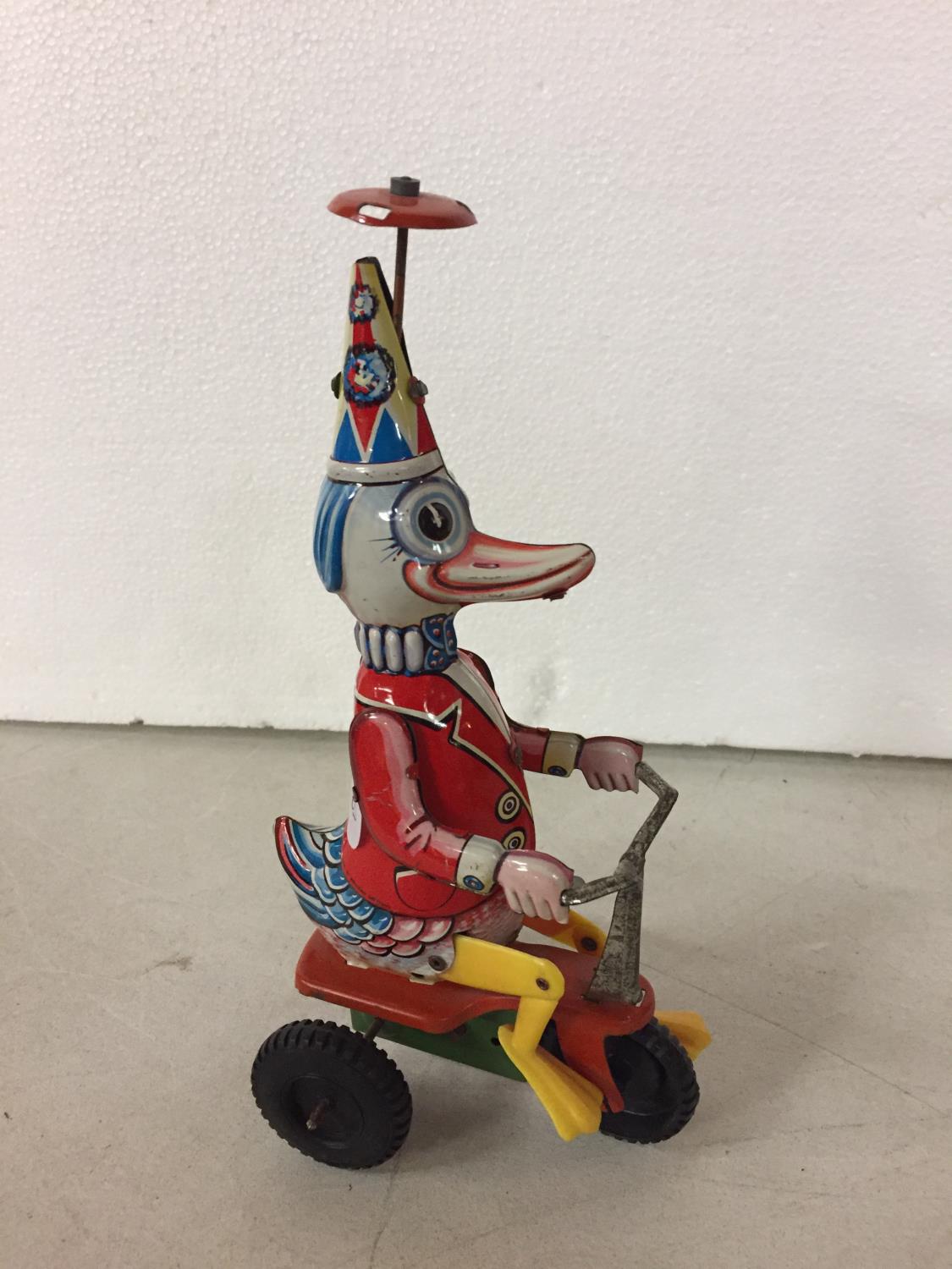 A TIN PLATE DUCK ON A BIKE TOY - Bild 2 aus 3