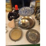 A QUANTITY OF ITEMS TO INCLUDE A BLUE AND WHITE BURLEIGH WALL PLATE, PLATED ITEMS, A DECORATIVE