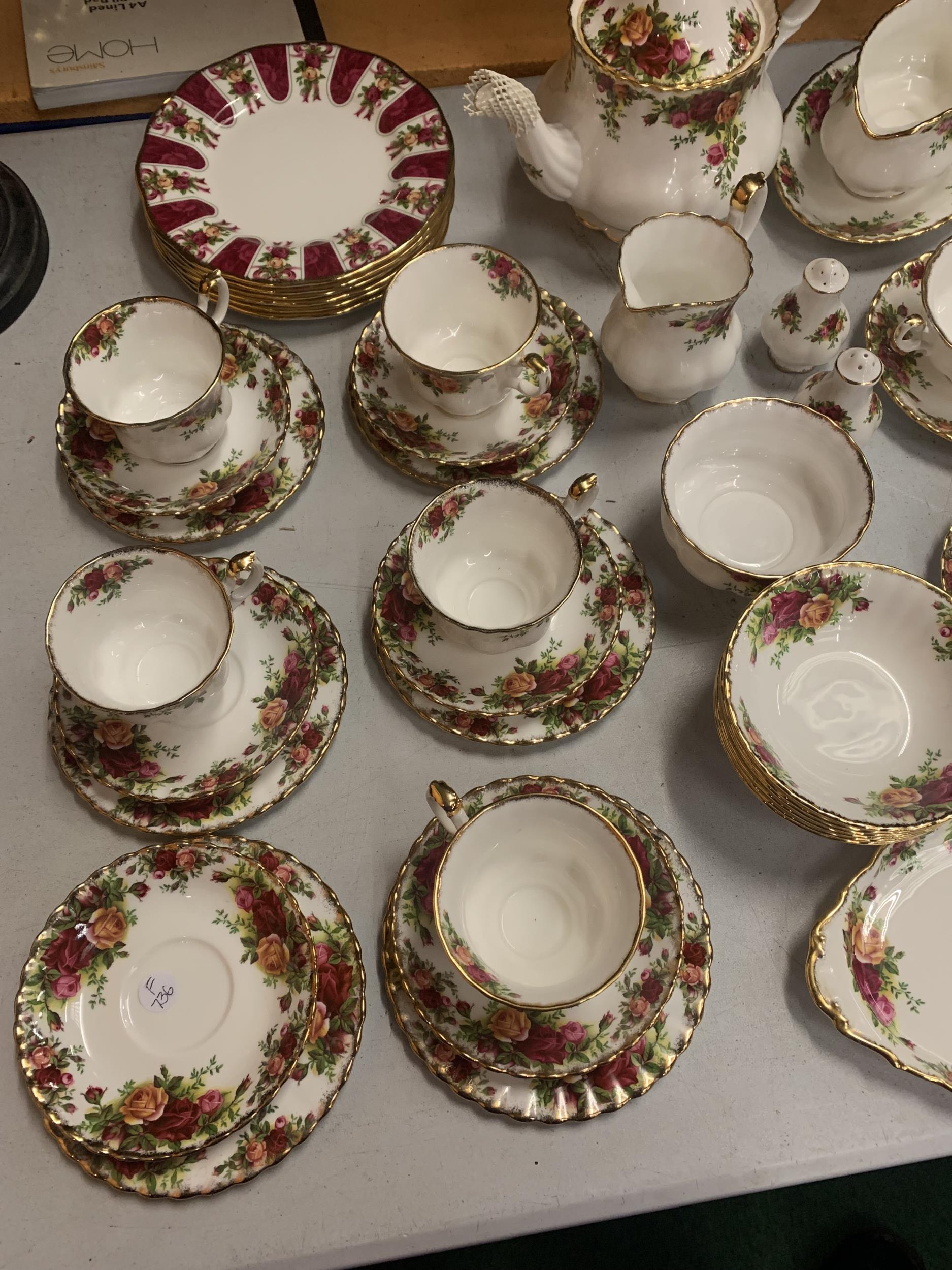 FORTY SEVEN PIECES OF ROYAL ALBERT OLD COUNTRY ROSES TO INCLUDE A TEA SET, DINNER PLATES, CAKE TRAYS - Image 4 of 4