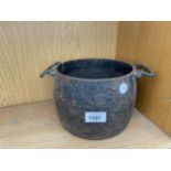 A VINTAGE CAST IRON COOKING POT STAMPED HOLCROFT NO.6