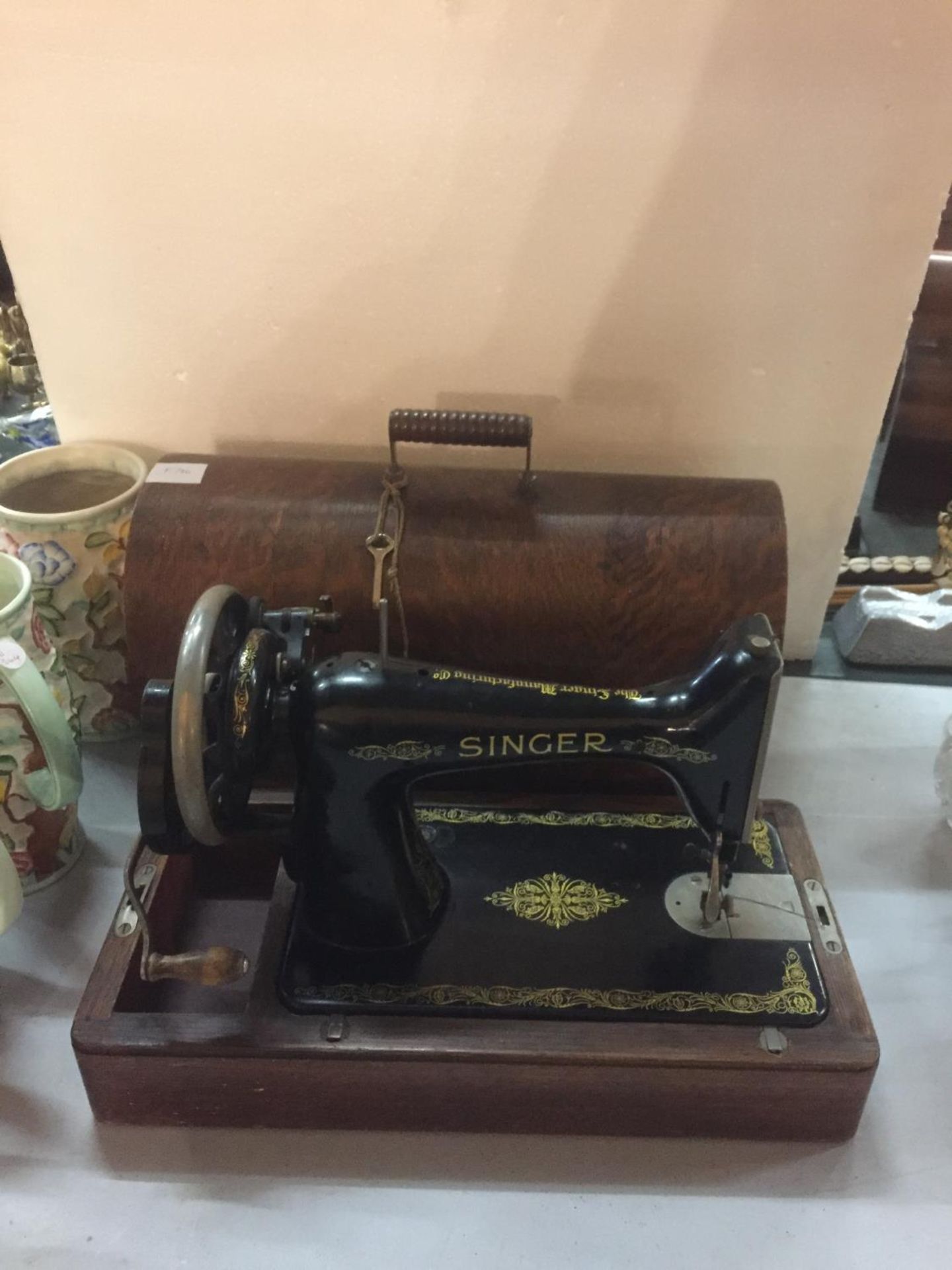 A VINTAGE CASED SINGER SEWING MACHINFE WITH THE KEY, REGISTRATION NUMBER Y7445733 - Image 2 of 6
