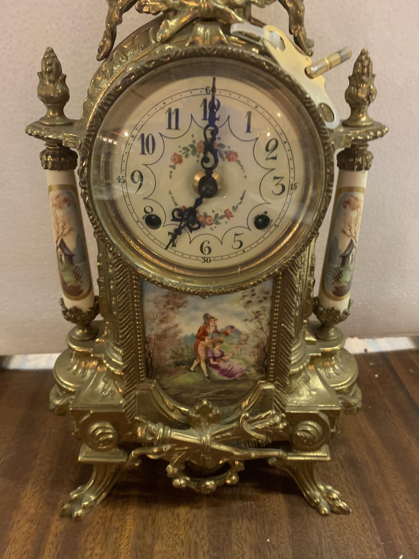 A DECORATIVE MANTLE CLOCK WITH A COURTING COUPLE DESIGN, GARNITURES AND KEY - Image 3 of 5