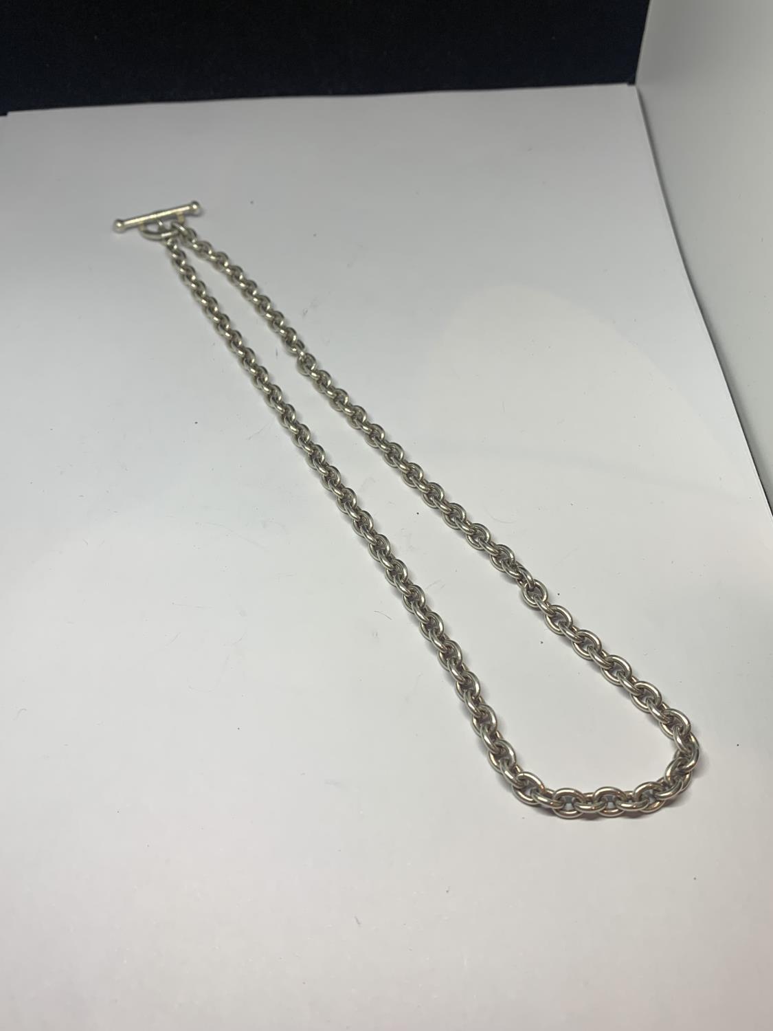 A MARKED SILVER BELCHER LINK NECKLACE WITH T BAR FASTEN LENGTH 46CM