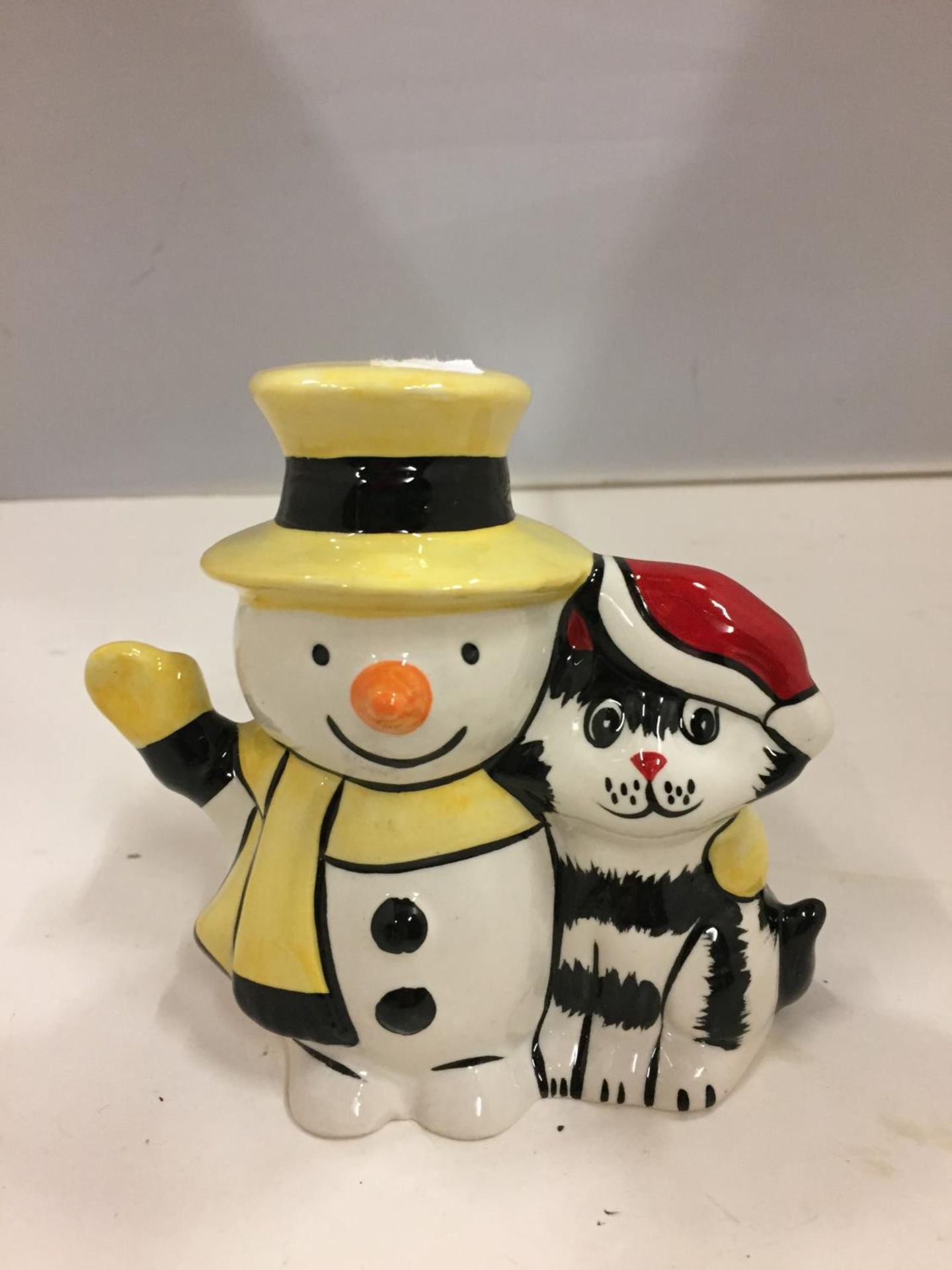 A LORNA BAILEY HANDPAINTED AND SIGNED CAT WITH A SNOWMAN