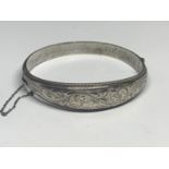 A HALLMARKED SHEFFIELD SILVER BANGLE WITH DECORATIVE ENGRAVING