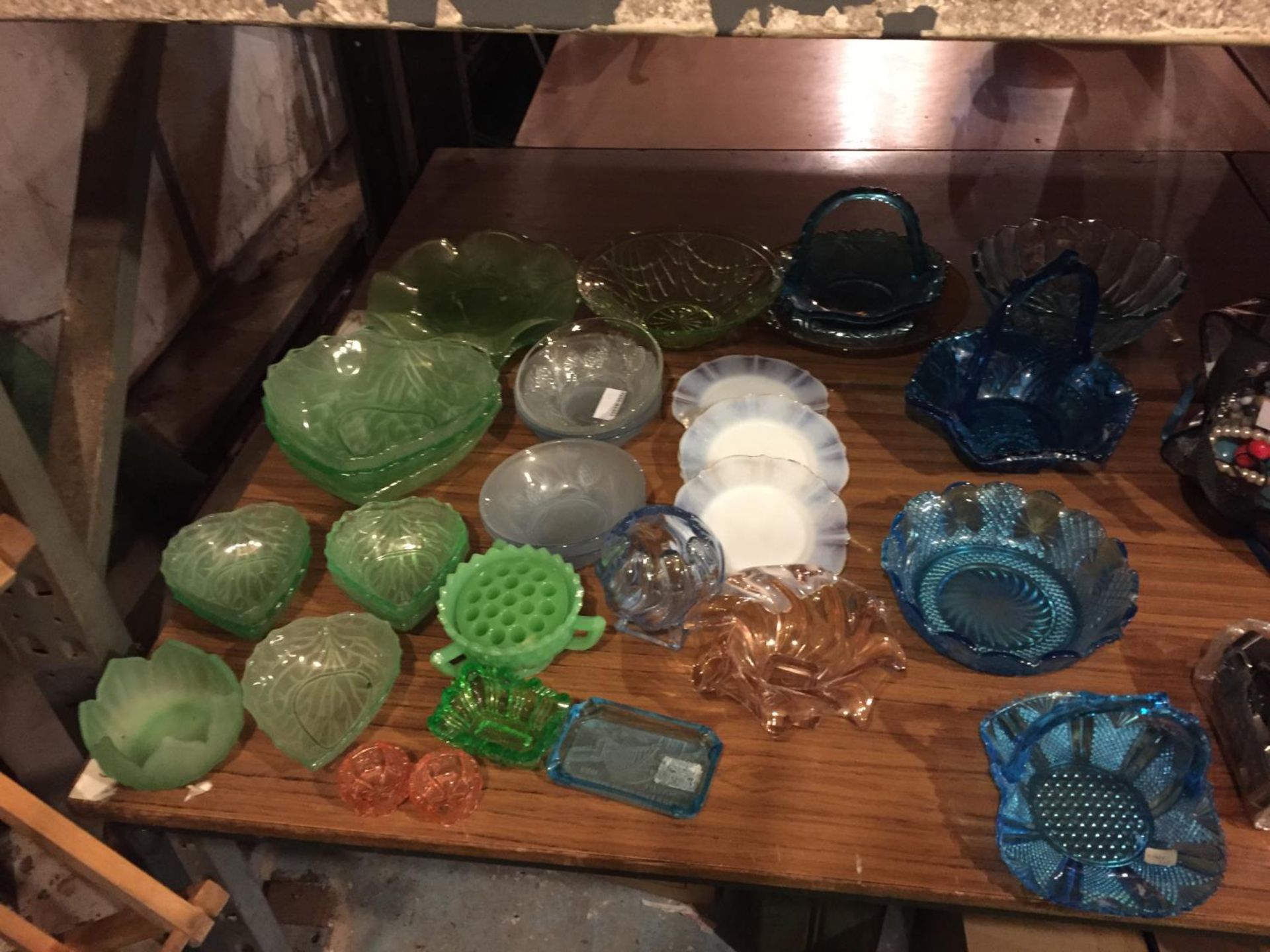 A LARGE AMOUNT OF GLASSWARE TO INCLUDE LEAF SHAPED GREEN BOWLS, BLUE BASKETS, PLATES, ETC