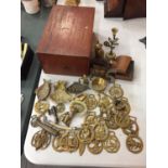 A WOODEN BOX CONTAINING HORSE BRASSES, BRASS FIGURES, ETC