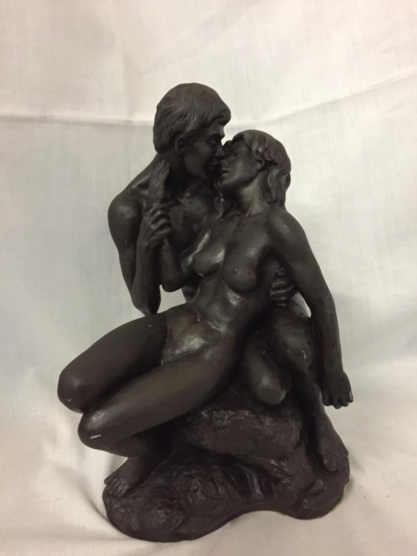 A HEREDITIES SCULPTURE ENTITLED 'LOVERS' HEIGHT 25CM - Image 2 of 4