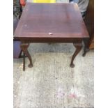 AN OAK DRAW LEAF TABLE ON CABRIOLE SUPPORTS
