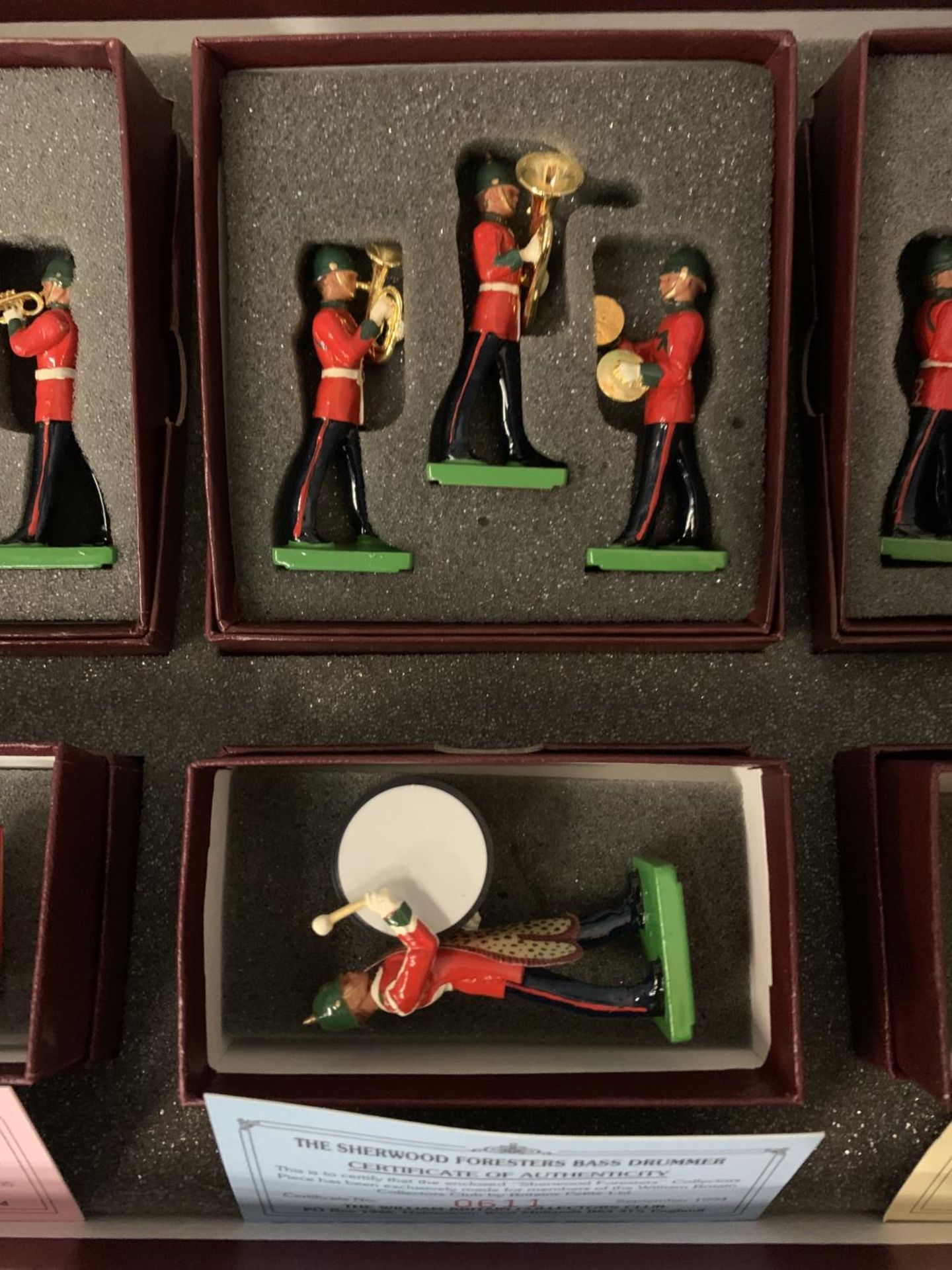 A BOXED BRITIANS THE SHERWOOD FORESTERS REGIMENTAL BAND TWELVE PIECE MODEL SOLDIER SET - LIMITED - Image 4 of 7