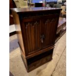 AN ANTIQUE OAK STYLE TV CABINET, 26.5" WIDE