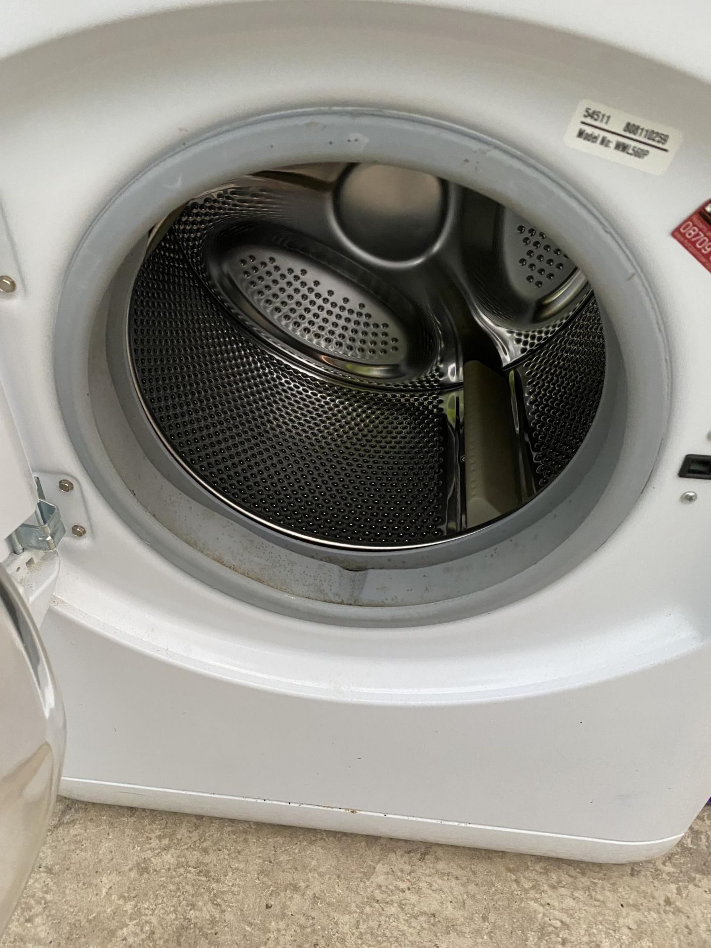 A WHITE HOTPOINT WASHING MACHINE - Image 3 of 3