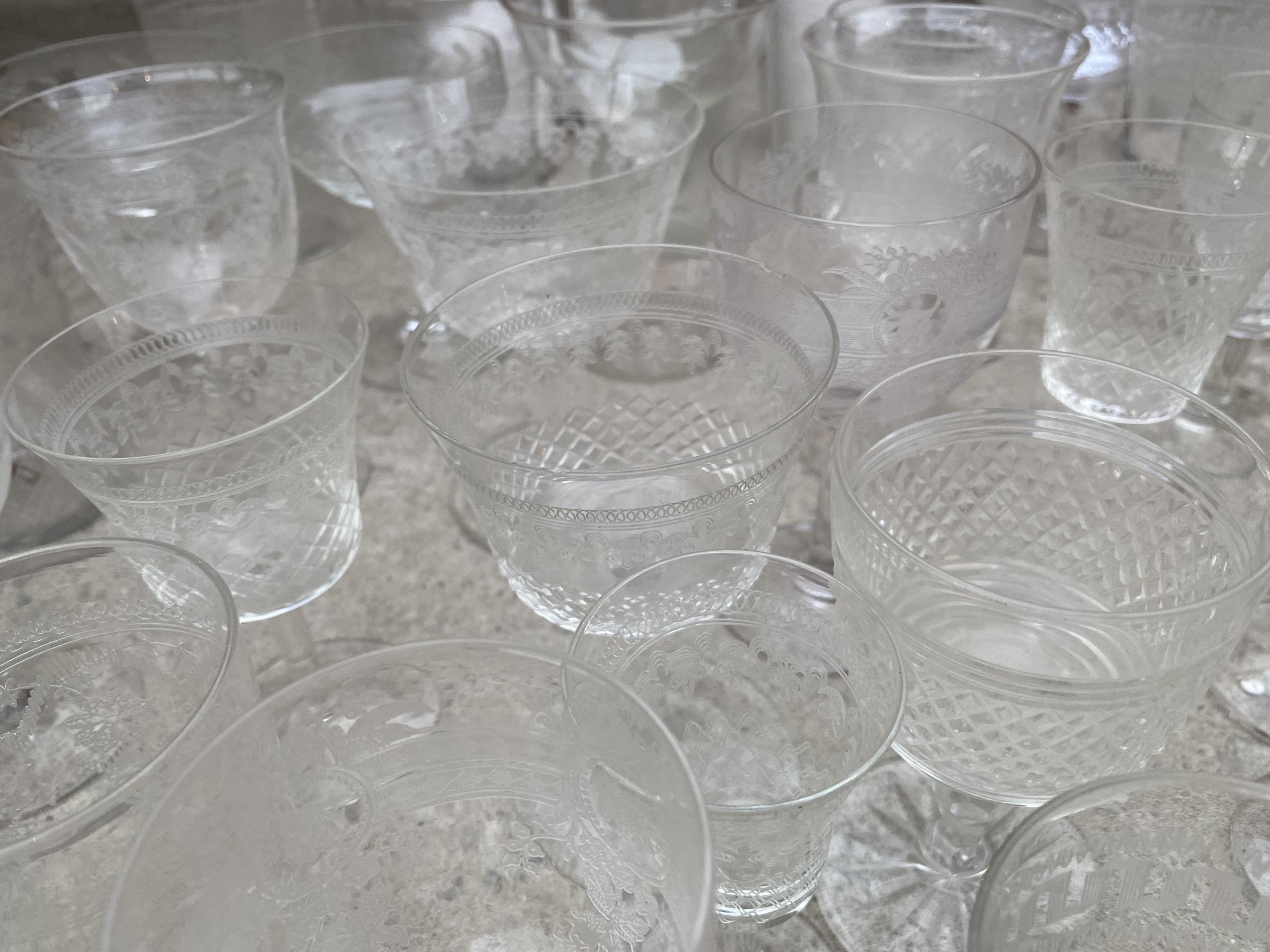 AN ASSORTMENT OF GLASS WARE TO INCLUDE SHERRY GLASSES, TUMBLERS AND WINE GLASSES ETC - Bild 4 aus 6