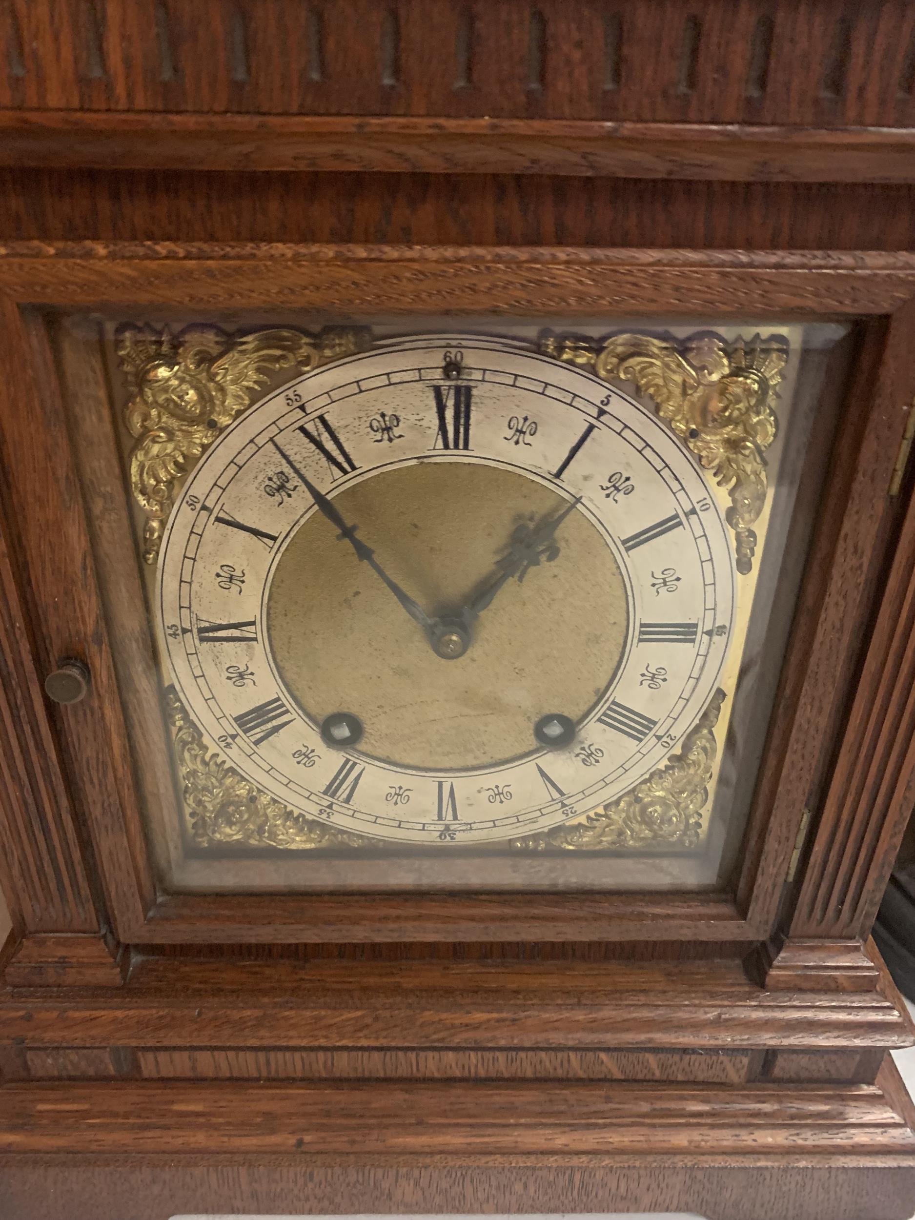 AN OAK CASED CHIMING MANTLE CLOCK WITH DECORATIVE GILT FACE WITH ROMAN NUMERALS COMPLETE WITH BOTH - Image 2 of 5