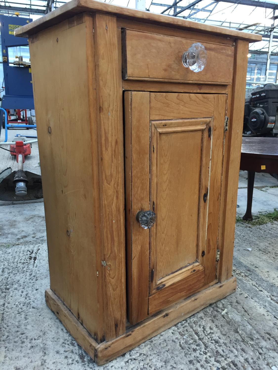 A SMALL VICTORIAN PINE CUPBOARD 21" WIDE - Image 2 of 4