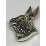 A MARKED SILVER HARE DESIGN PENDANT/BROOCH WITH A GREEN STONE COLLAR