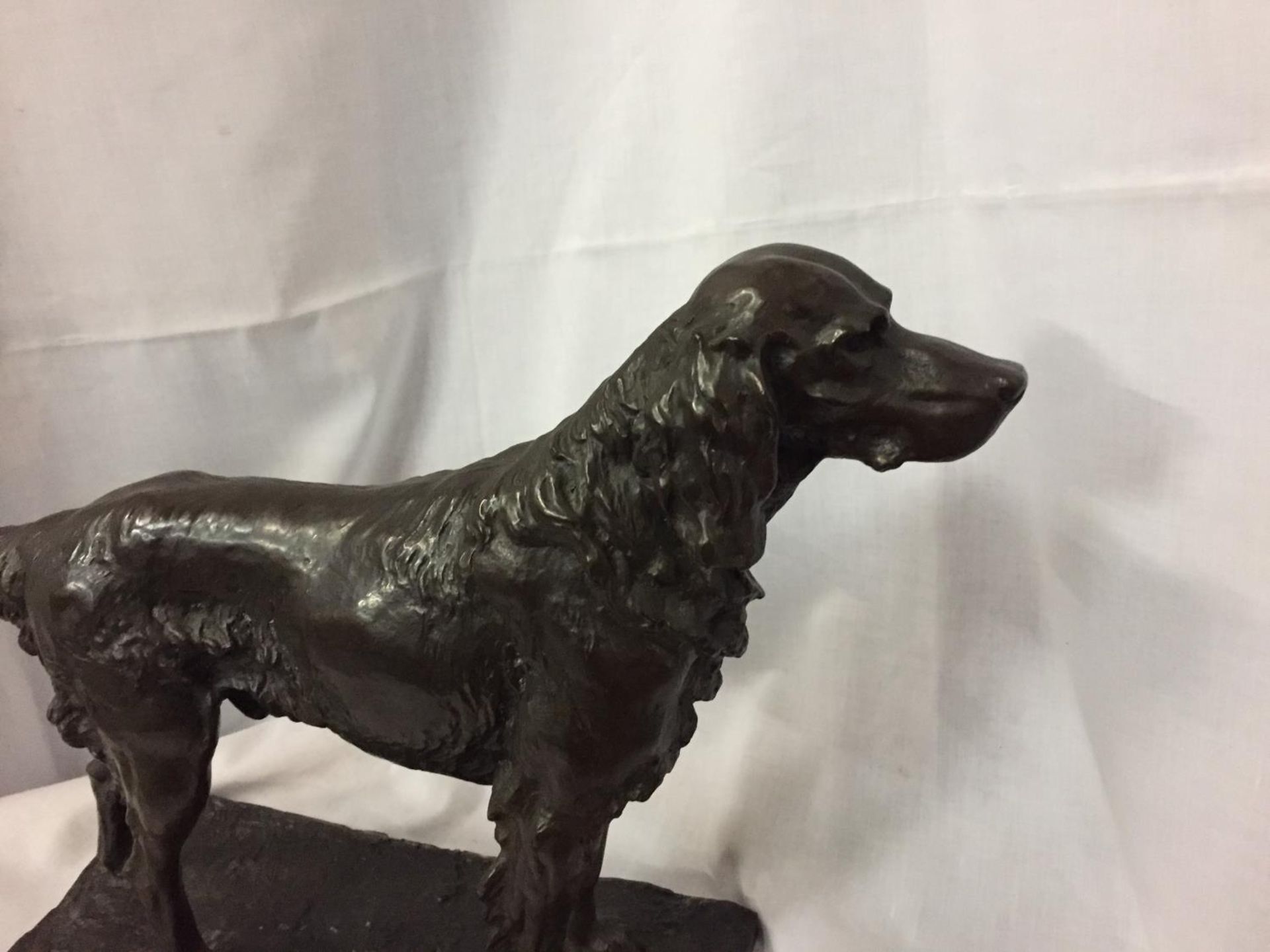 A BRONZE STYLE SCULPTURE OF A RETREIVER DOG. LENGTH 51CM, HEIGHT 35CM - Image 2 of 6
