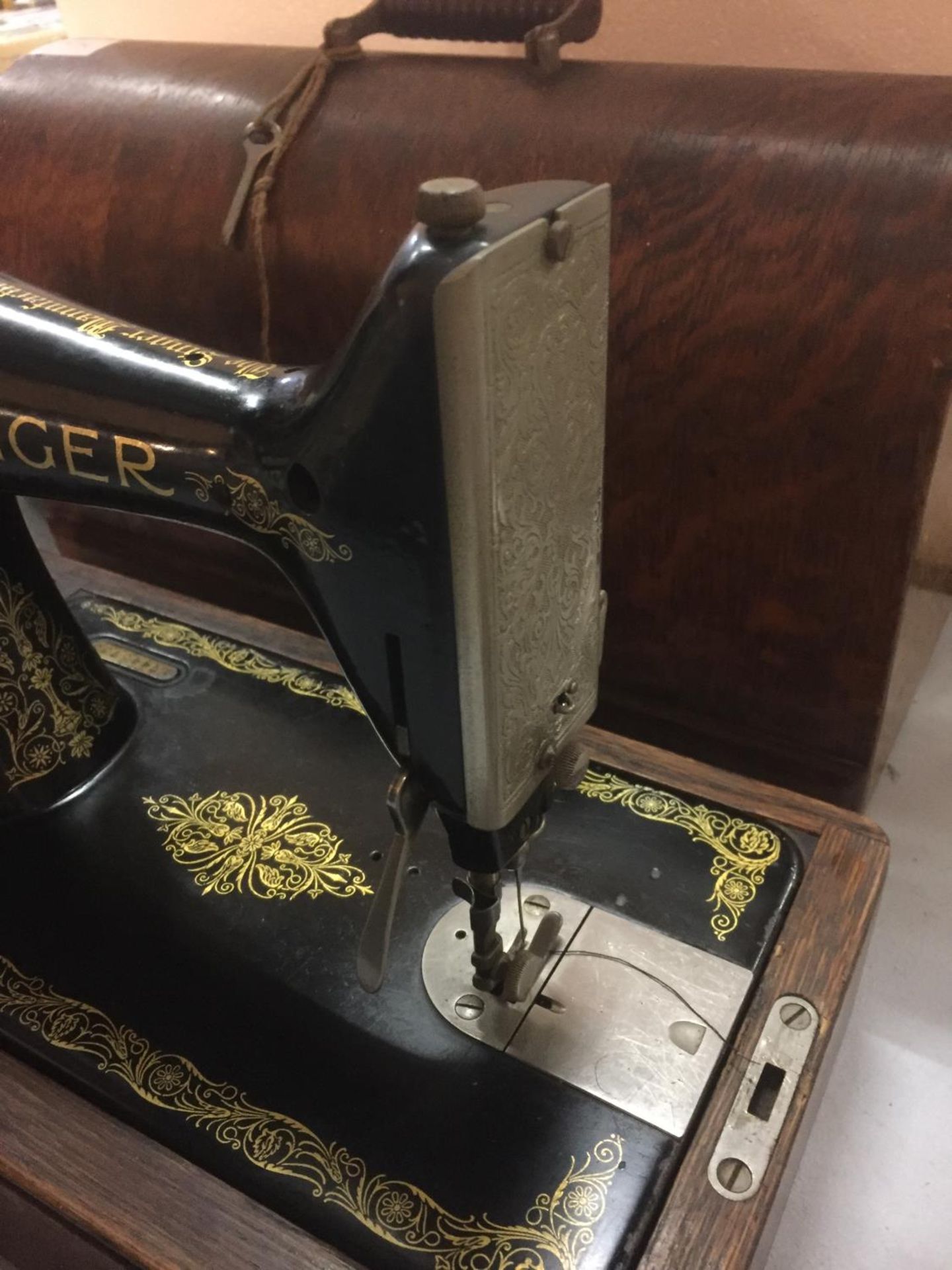 A VINTAGE CASED SINGER SEWING MACHINFE WITH THE KEY, REGISTRATION NUMBER Y7445733 - Image 5 of 6